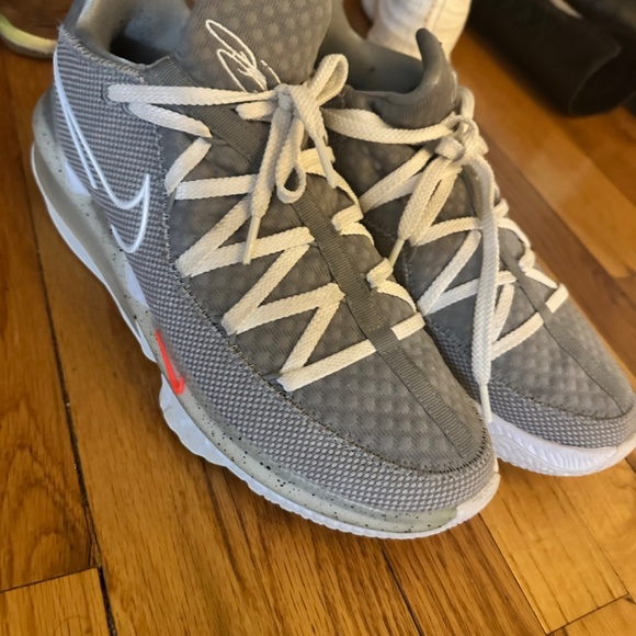 Lebron James Particle Grey (Size 11) - Picture 2 of 3